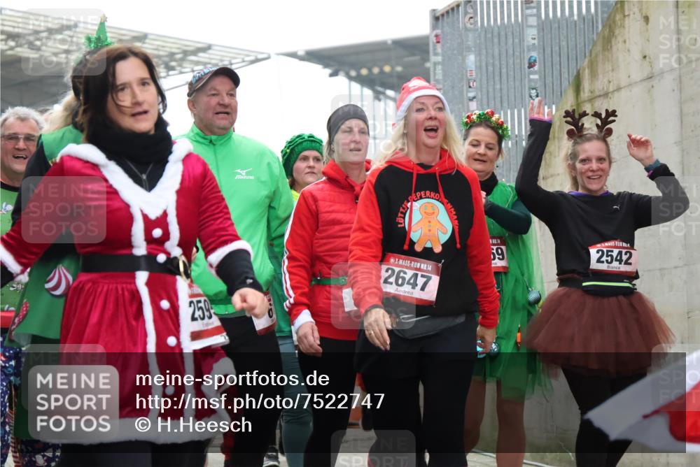 08.12.2024 - St. Pauli X-Mass-Run No. 14 H.Heesch http://msf.ph/oto/7522747 08.12.2024 10:41:02 Ziel 600, 1305, 2569, 61, 75, 528, 600, 1117, 1621, 1623, 1699, 2534, 2537, 2542, 2543, 2560, 2569, 2595, 2596, 2598, 2599, 2623, 2647 meine-sportfotos.de
