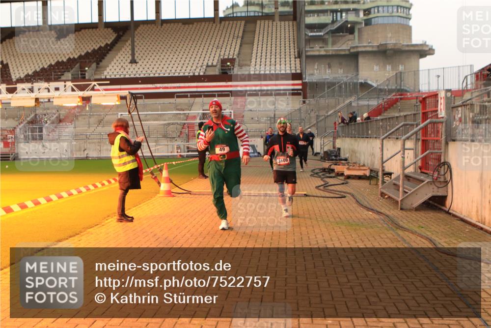 08.12.2024 - St. Pauli X-Mass-Run No. 14 Kathrin Stürmer Photography http://msf.ph/oto/7522757 08.12.2024 09:58:18 Ziel 49, 55, 802, 832, 880, 1075, 1080, 1396, 1397, 1864, 2428, 2872, 3109 meine-sportfotos.de