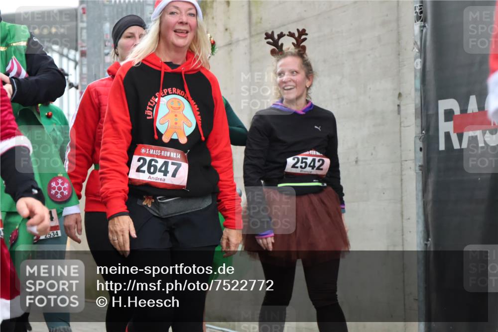 08.12.2024 - St. Pauli X-Mass-Run No. 14 H.Heesch http://msf.ph/oto/7522772 08.12.2024 10:41:04 Ziel 75, 600, 2569, 2599, 2647, 61, 75, 528, 600, 1117, 1621, 1623, 1699, 2534, 2537, 2541, 2542, 2543, 2560, 2595, 2596, 2598, 2599, 2623, 2647, 3225 meine-sportfotos.de