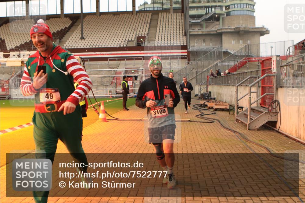 08.12.2024 - St. Pauli X-Mass-Run No. 14 Kathrin Stürmer Photography http://msf.ph/oto/7522777 08.12.2024 09:58:19 Ziel 49, 55, 802, 832, 880, 1075, 1080, 1105, 1119, 1396, 1397, 1864, 2428, 2872, 3109 meine-sportfotos.de