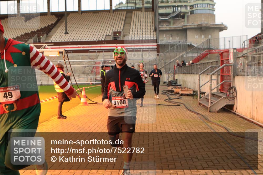 08.12.2024 - St. Pauli X-Mass-Run No. 14 Kathrin Stürmer Photography http://msf.ph/oto/7522782 08.12.2024 09:58:20 Ziel 49, 55, 802, 832, 880, 1075, 1080, 1105, 1119, 1396, 1397, 1864, 2428, 2872, 3109 meine-sportfotos.de