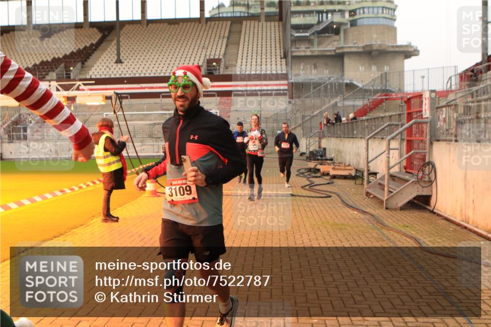 08.12.2024 - St. Pauli X-Mass-Run No. 14 Kathrin Stürmer Photography http://msf.ph/oto/7522787 08.12.2024 09:58:20 Ziel 49, 55, 802, 832, 880, 1075, 1080, 1105, 1119, 1396, 1397, 1864, 2428, 2872, 3109 meine-sportfotos.de