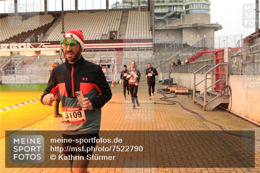 08.12.2024 - St. Pauli X-Mass-Run No. 14 Kathrin Stürmer Photography http://msf.ph/oto/7522790 08.12.2024 09:58:20 Ziel 49, 55, 802, 832, 880, 1075, 1080, 1105, 1119, 1396, 1397, 1864, 2428, 2872, 3109 meine-sportfotos.de