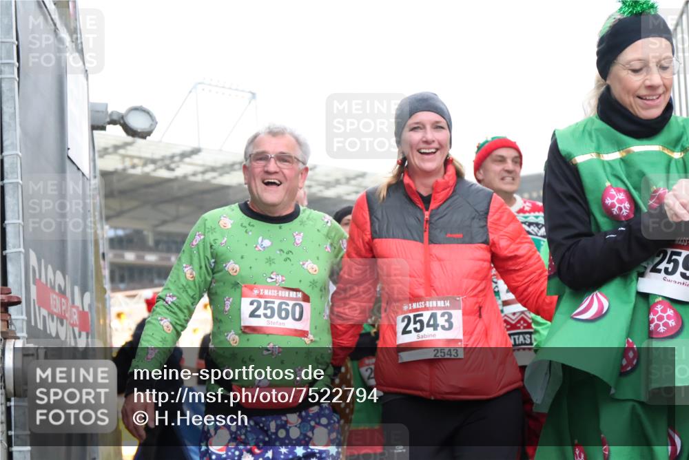 08.12.2024 - St. Pauli X-Mass-Run No. 14 H.Heesch http://msf.ph/oto/7522794 08.12.2024 10:41:05 Ziel 75, 600, 2537, 2543, 2560, 2569, 2599, 2647, 61, 75, 528, 1117, 1621, 1623, 1699, 2534, 2537, 2541, 2542, 2543, 2560, 2595, 2596, 2598, 2599, 2623, 2647, 3225 meine-sportfotos.de