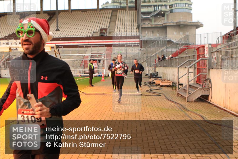 08.12.2024 - St. Pauli X-Mass-Run No. 14 Kathrin Stürmer Photography http://msf.ph/oto/7522795 08.12.2024 09:58:20 Ziel 49, 55, 802, 832, 880, 1075, 1080, 1105, 1119, 1396, 1397, 1864, 2428, 2872, 3109 meine-sportfotos.de
