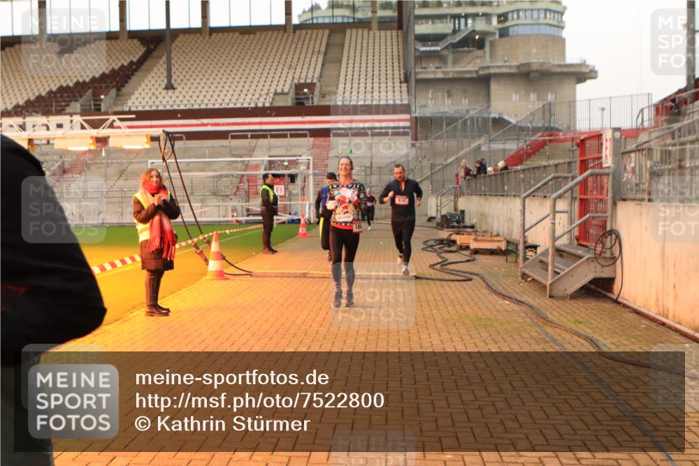 08.12.2024 - St. Pauli X-Mass-Run No. 14 Kathrin Stürmer Photography http://msf.ph/oto/7522800 08.12.2024 09:58:20 Ziel 49, 55, 802, 832, 880, 1075, 1080, 1105, 1119, 1396, 1397, 1864, 2428, 2872, 3109 meine-sportfotos.de
