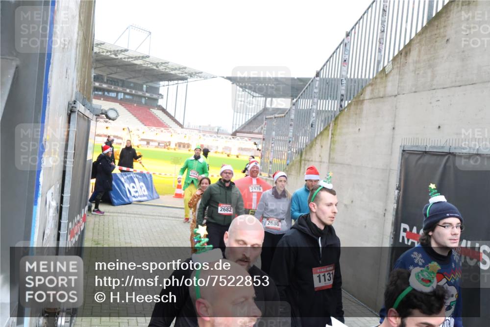 08.12.2024 - St. Pauli X-Mass-Run No. 14 H.Heesch http://msf.ph/oto/7522853 08.12.2024 10:41:20 Ziel 61, 528, 584, 1112, 1117, 1131, 1619, 1621, 1623, 1699, 1735, 2476, 2534, 2541, 2542, 2595, 2596, 2598, 2623, 2678, 3225, 584, 1131, 2476, 2678 meine-sportfotos.de