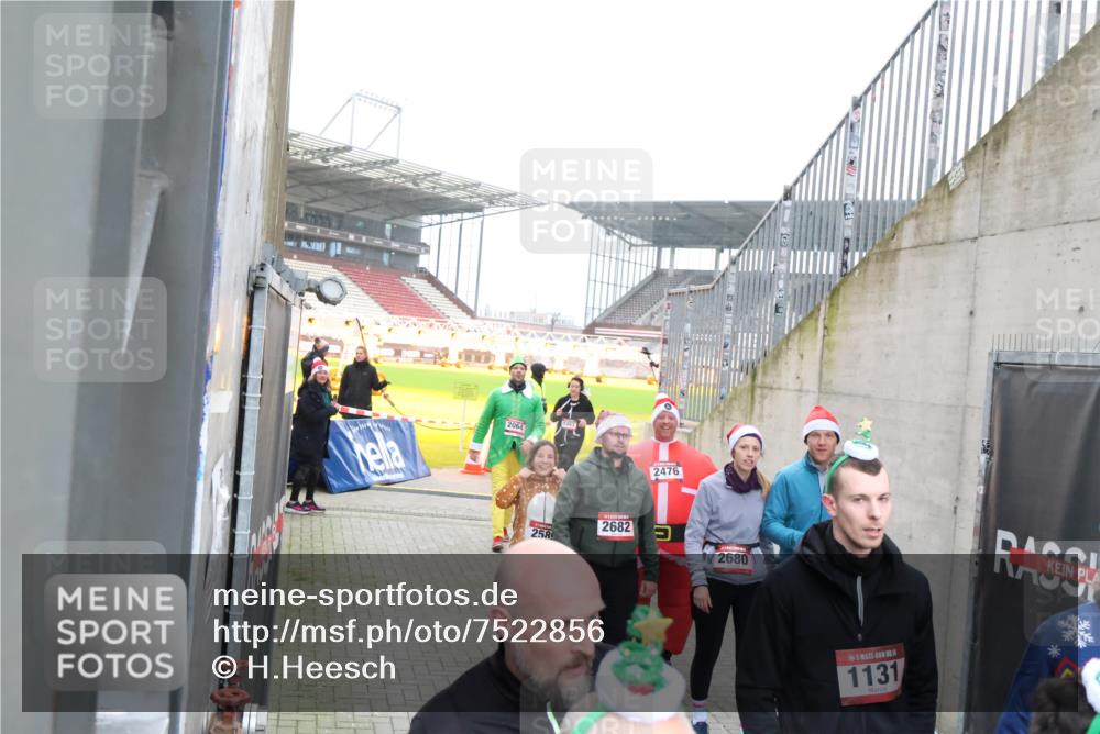 08.12.2024 - St. Pauli X-Mass-Run No. 14 H.Heesch http://msf.ph/oto/7522856 08.12.2024 10:41:21 Ziel 61, 528, 584, 1112, 1117, 1131, 1619, 1623, 1699, 1735, 2476, 2534, 2541, 2542, 2596, 2598, 2623, 2678, 3225, 1131, 2476, 2678, 2680 meine-sportfotos.de