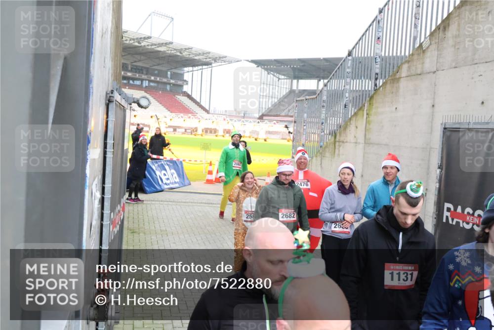 08.12.2024 - St. Pauli X-Mass-Run No. 14 H.Heesch http://msf.ph/oto/7522880 08.12.2024 10:41:21 Ziel 61, 528, 584, 1112, 1117, 1131, 1619, 1623, 1699, 1735, 2476, 2534, 2541, 2542, 2596, 2598, 2623, 2678, 3225, 1131, 2476, 2678, 2680 meine-sportfotos.de