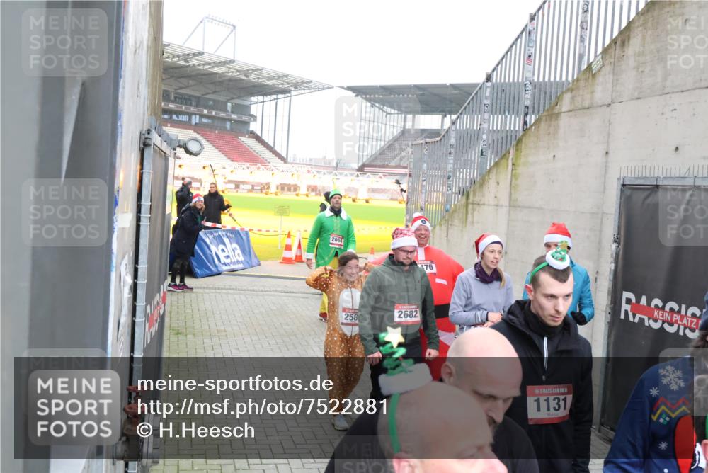 08.12.2024 - St. Pauli X-Mass-Run No. 14 H.Heesch http://msf.ph/oto/7522881 08.12.2024 10:41:22 Ziel 61, 528, 584, 1112, 1117, 1131, 1619, 1623, 1699, 1735, 2476, 2534, 2541, 2596, 2598, 2623, 2678, 3225, 2064, 2476, 2680, 2682 meine-sportfotos.de