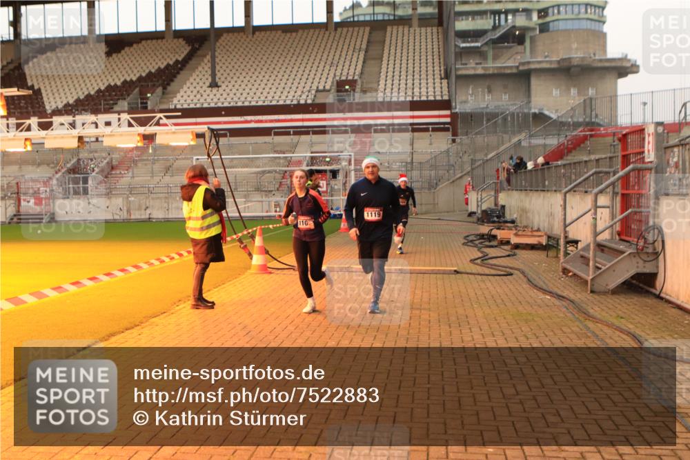 08.12.2024 - St. Pauli X-Mass-Run No. 14 Kathrin Stürmer Photography http://msf.ph/oto/7522883 08.12.2024 09:58:27 Ziel 49, 802, 832, 1105, 1119, 1864, 2428, 2984, 3109 meine-sportfotos.de