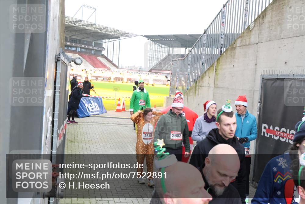 08.12.2024 - St. Pauli X-Mass-Run No. 14 H.Heesch http://msf.ph/oto/7522891 08.12.2024 10:41:22 Ziel 61, 528, 584, 1112, 1117, 1131, 1619, 1623, 1699, 1735, 2476, 2534, 2541, 2596, 2598, 2623, 2678, 3225, 2064, 2476, 2680, 2682 meine-sportfotos.de