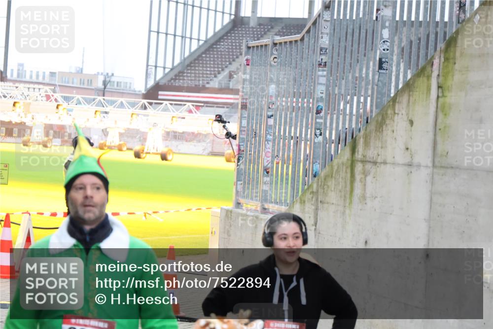 08.12.2024 - St. Pauli X-Mass-Run No. 14 H.Heesch http://msf.ph/oto/7522894 08.12.2024 10:41:26 Ziel 584, 1112, 1131, 1619, 1735, 2476, 2678, 3225, 1463, 2064, 2589, 2680, 2682 meine-sportfotos.de