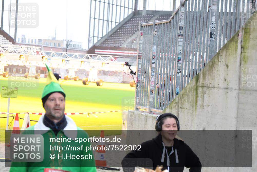 08.12.2024 - St. Pauli X-Mass-Run No. 14 H.Heesch http://msf.ph/oto/7522902 08.12.2024 10:41:27 Ziel 584, 1112, 1131, 1619, 1735, 2476, 2678, 1463, 2064, 2589, 2656, 2680, 2682 meine-sportfotos.de