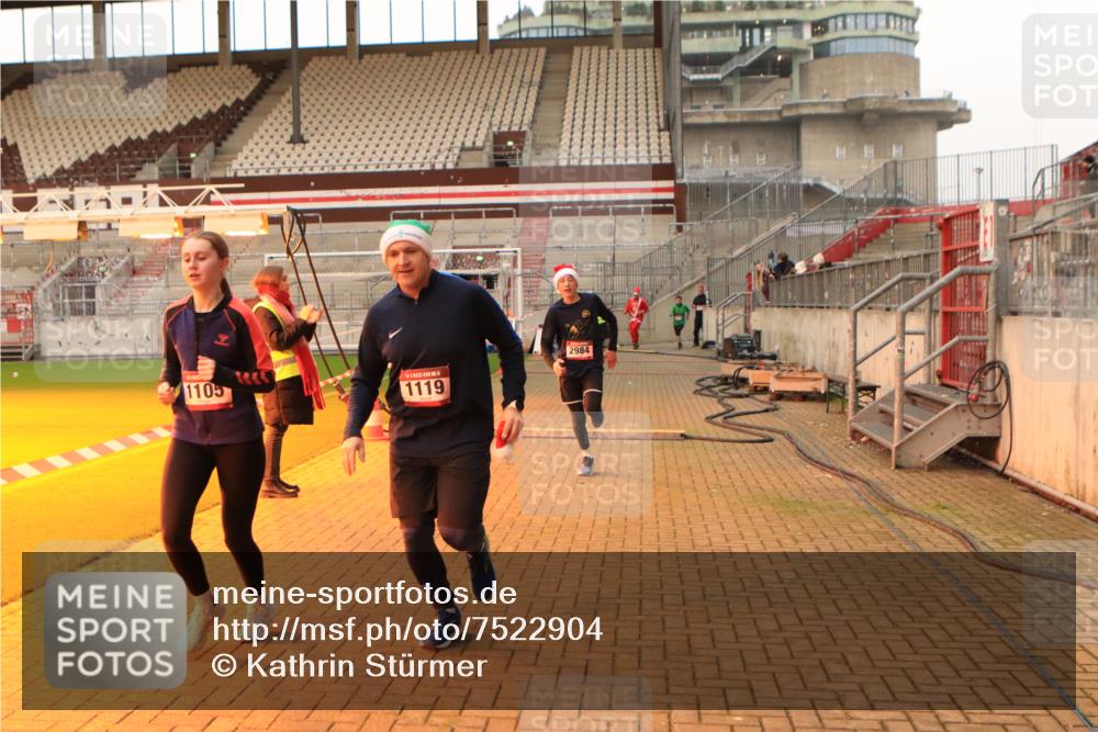 08.12.2024 - St. Pauli X-Mass-Run No. 14 Kathrin Stürmer Photography http://msf.ph/oto/7522904 08.12.2024 09:58:28 Ziel 49, 832, 1105, 1119, 1864, 2428, 2984, 3109 meine-sportfotos.de