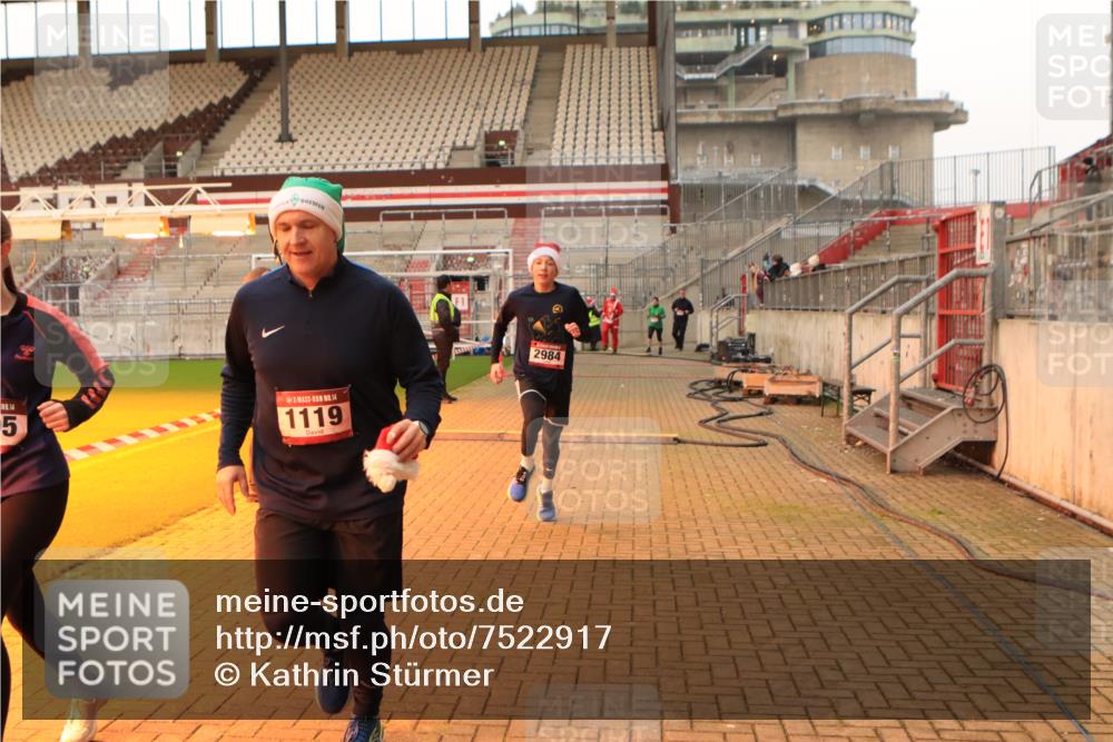 08.12.2024 - St. Pauli X-Mass-Run No. 14 Kathrin Stürmer Photography http://msf.ph/oto/7522917 08.12.2024 09:58:28 Ziel 49, 832, 1105, 1119, 1864, 2428, 2984, 3109 meine-sportfotos.de
