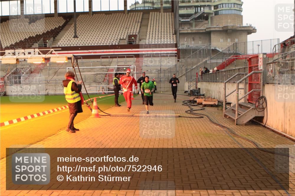08.12.2024 - St. Pauli X-Mass-Run No. 14 Kathrin Stürmer Photography http://msf.ph/oto/7522946 08.12.2024 09:58:34 Ziel 111, 488, 832, 989, 1105, 1119, 1864, 2428, 2722, 2984 meine-sportfotos.de