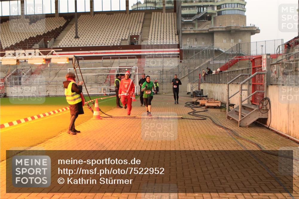 08.12.2024 - St. Pauli X-Mass-Run No. 14 Kathrin Stürmer Photography http://msf.ph/oto/7522952 08.12.2024 09:58:34 Ziel 111, 488, 832, 989, 1105, 1119, 1864, 2428, 2722, 2984 meine-sportfotos.de