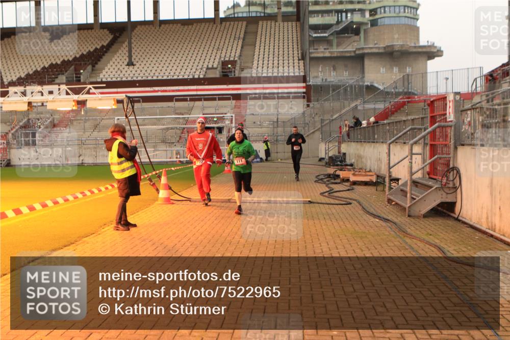 08.12.2024 - St. Pauli X-Mass-Run No. 14 Kathrin Stürmer Photography http://msf.ph/oto/7522965 08.12.2024 09:58:34 Ziel 111, 488, 832, 989, 1105, 1119, 1864, 2428, 2722, 2984 meine-sportfotos.de