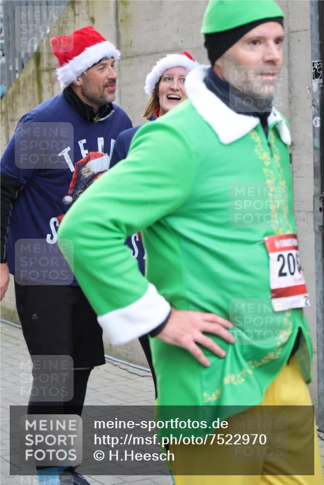 08.12.2024 - St. Pauli X-Mass-Run No. 14 H.Heesch http://msf.ph/oto/7522970 08.12.2024 10:41:37 Ziel 1463, 2064, 2589, 2656, 2680, 2682, 2656, 2657 meine-sportfotos.de