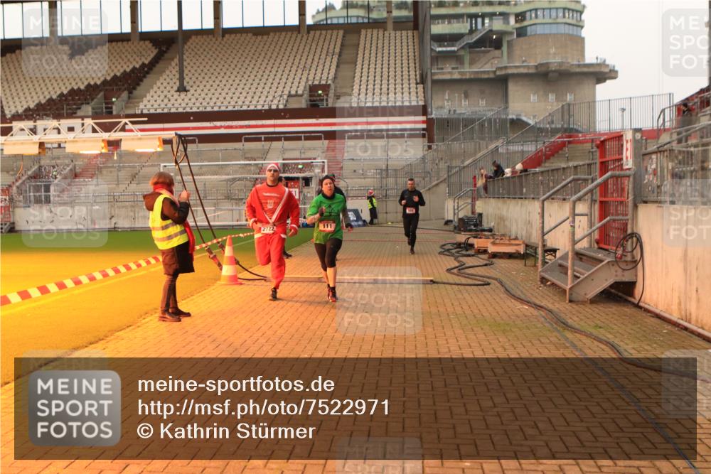 08.12.2024 - St. Pauli X-Mass-Run No. 14 Kathrin Stürmer Photography http://msf.ph/oto/7522971 08.12.2024 09:58:35 Ziel 111, 488, 989, 1105, 1119, 2722, 2984 meine-sportfotos.de