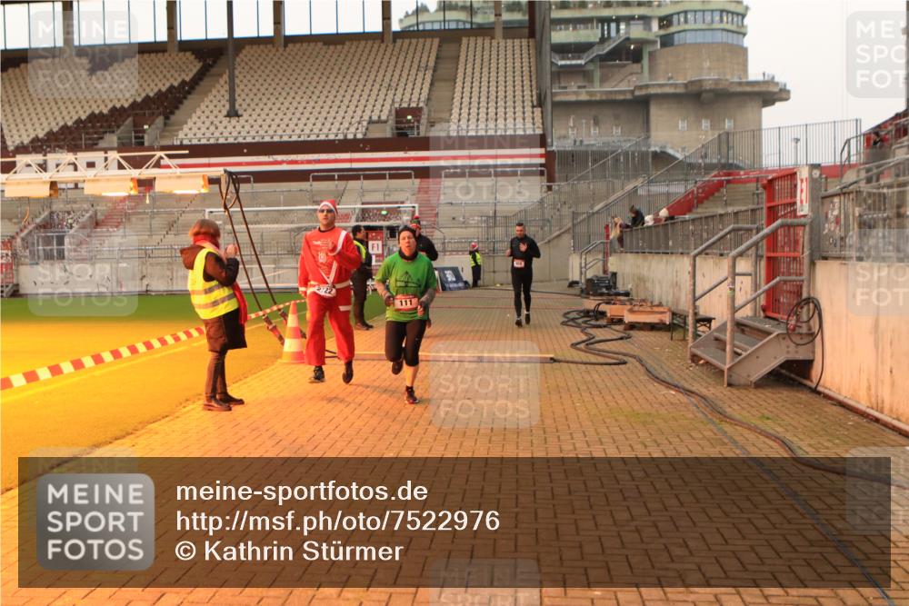 08.12.2024 - St. Pauli X-Mass-Run No. 14 Kathrin Stürmer Photography http://msf.ph/oto/7522976 08.12.2024 09:58:35 Ziel 111, 488, 989, 1105, 1119, 2722, 2984 meine-sportfotos.de