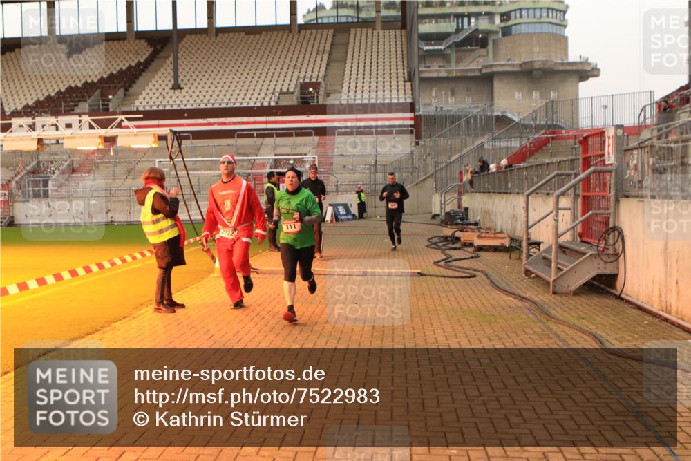 08.12.2024 - St. Pauli X-Mass-Run No. 14 Kathrin Stürmer Photography http://msf.ph/oto/7522983 08.12.2024 09:58:35 Ziel 111, 488, 989, 1105, 1119, 2722, 2984 meine-sportfotos.de