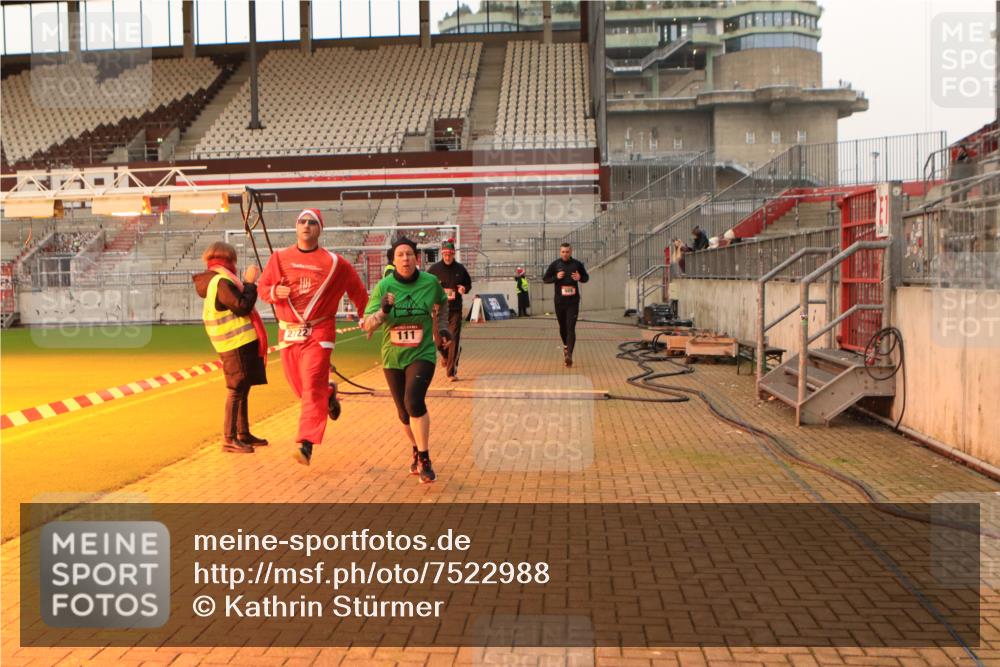 08.12.2024 - St. Pauli X-Mass-Run No. 14 Kathrin Stürmer Photography http://msf.ph/oto/7522988 08.12.2024 09:58:35 Ziel 111, 488, 989, 1105, 1119, 2722, 2984 meine-sportfotos.de