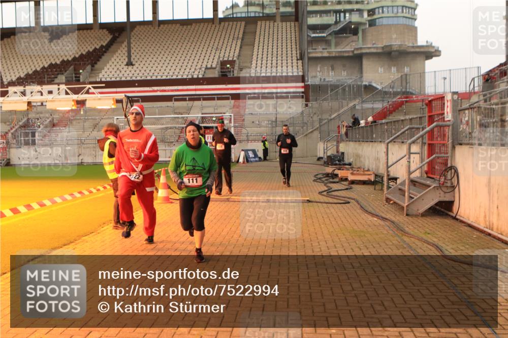 08.12.2024 - St. Pauli X-Mass-Run No. 14 Kathrin Stürmer Photography http://msf.ph/oto/7522994 08.12.2024 09:58:35 Ziel 111, 488, 989, 1105, 1119, 2722, 2984 meine-sportfotos.de