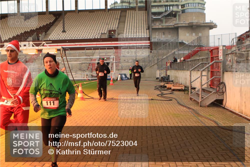 08.12.2024 - St. Pauli X-Mass-Run No. 14 Kathrin Stürmer Photography http://msf.ph/oto/7523004 08.12.2024 09:58:36 Ziel 111, 488, 989, 1105, 1119, 2722, 2984 meine-sportfotos.de