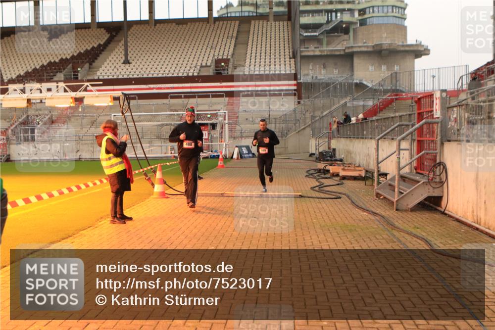 08.12.2024 - St. Pauli X-Mass-Run No. 14 Kathrin Stürmer Photography http://msf.ph/oto/7523017 08.12.2024 09:58:36 Ziel 111, 488, 989, 1105, 1119, 2722, 2984 meine-sportfotos.de