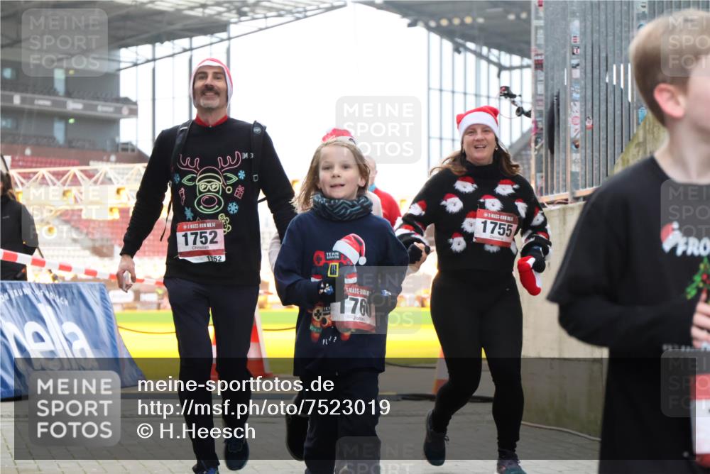 08.12.2024 - St. Pauli X-Mass-Run No. 14 H.Heesch http://msf.ph/oto/7523019 08.12.2024 10:41:49 Ziel 1403, 1404, 1752, 2198, 2656, 2657, 1403, 1404, 1752, 1755, 1757, 1760, 2198, 3424 meine-sportfotos.de