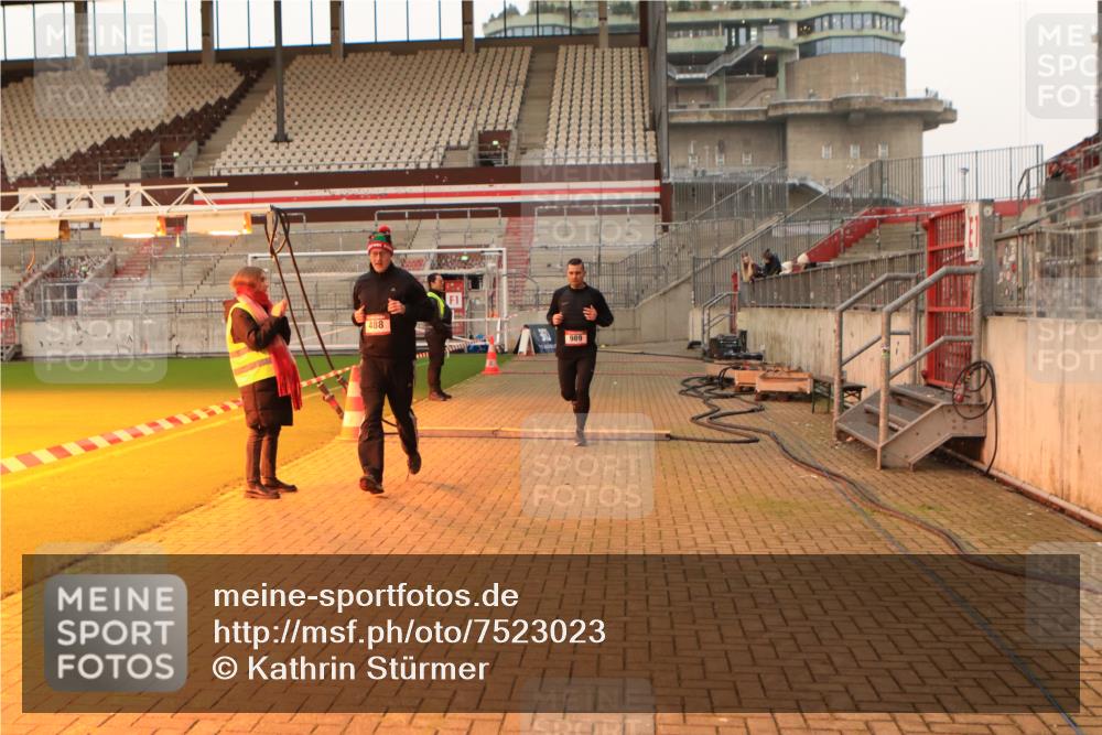 08.12.2024 - St. Pauli X-Mass-Run No. 14 Kathrin Stürmer Photography http://msf.ph/oto/7523023 08.12.2024 09:58:37 Ziel 111, 488, 989, 1105, 1119, 2722, 2984 meine-sportfotos.de