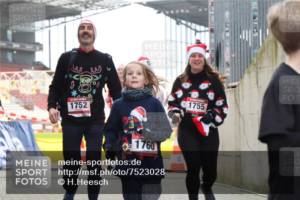 08.12.2024 - St. Pauli X-Mass-Run No. 14 H.Heesch http://msf.ph/oto/7523028 08.12.2024 10:41:50 Ziel 1403, 1404, 1752, 2198, 2657, 1403, 1404, 1752, 1755, 1757, 1760, 2198, 3424 meine-sportfotos.de