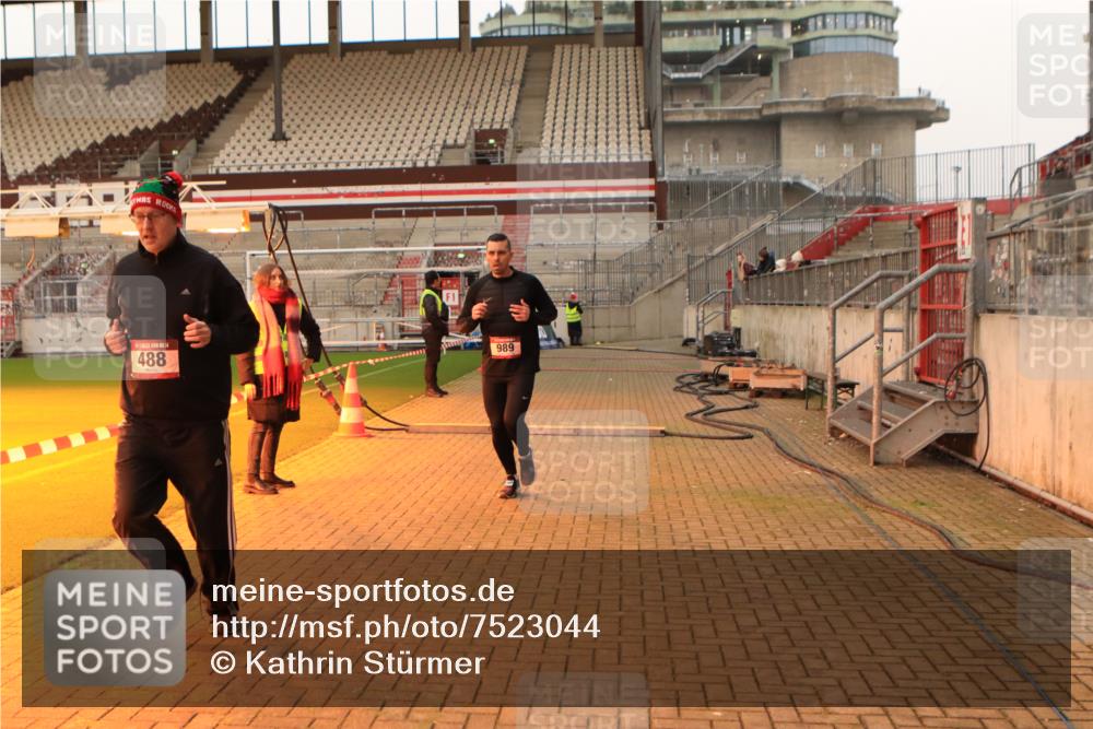 08.12.2024 - St. Pauli X-Mass-Run No. 14 Kathrin Stürmer Photography http://msf.ph/oto/7523044 08.12.2024 09:58:38 Ziel 111, 488, 989, 1105, 1119, 2722, 2984 meine-sportfotos.de