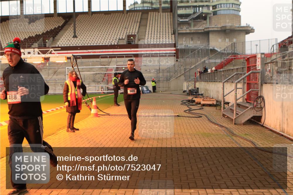 08.12.2024 - St. Pauli X-Mass-Run No. 14 Kathrin Stürmer Photography http://msf.ph/oto/7523047 08.12.2024 09:58:38 Ziel 111, 488, 989, 1105, 1119, 2722, 2984 meine-sportfotos.de