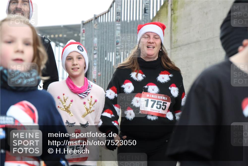 08.12.2024 - St. Pauli X-Mass-Run No. 14 H.Heesch http://msf.ph/oto/7523050 08.12.2024 10:41:52 Ziel 1403, 1404, 1752, 1755, 1757, 1760, 2198, 2657, 1755, 1757, 1760, 3230, 3424, 3436 meine-sportfotos.de