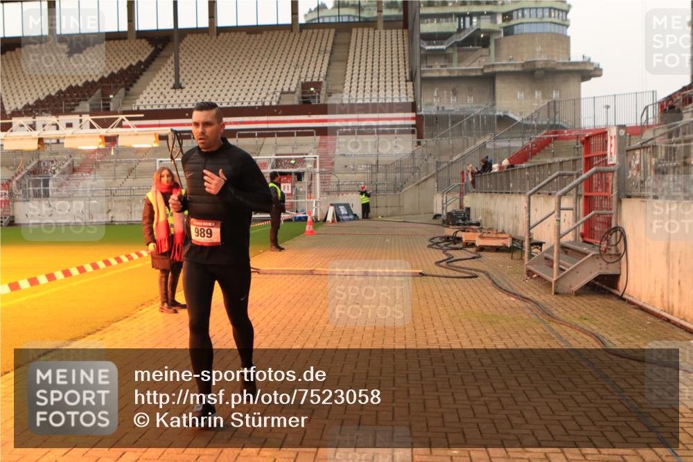 08.12.2024 - St. Pauli X-Mass-Run No. 14 Kathrin Stürmer Photography http://msf.ph/oto/7523058 08.12.2024 09:58:39 Ziel 111, 488, 989, 1105, 1119, 2722, 2984 meine-sportfotos.de