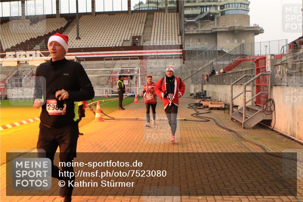 08.12.2024 - St. Pauli X-Mass-Run No. 14 Kathrin Stürmer Photography http://msf.ph/oto/7523080 08.12.2024 09:58:56 Ziel 738, 1202, 1534, 1802, 1874, 2983 meine-sportfotos.de