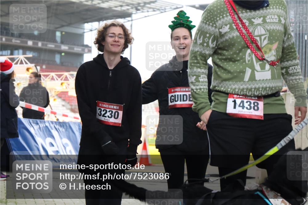 08.12.2024 - St. Pauli X-Mass-Run No. 14 H.Heesch http://msf.ph/oto/7523086 08.12.2024 10:42:03 Ziel 1403, 1404, 1438, 1440, 1755, 1757, 1760, 3230, 3424, 3427, 3436, 1438, 1440, 3427 meine-sportfotos.de