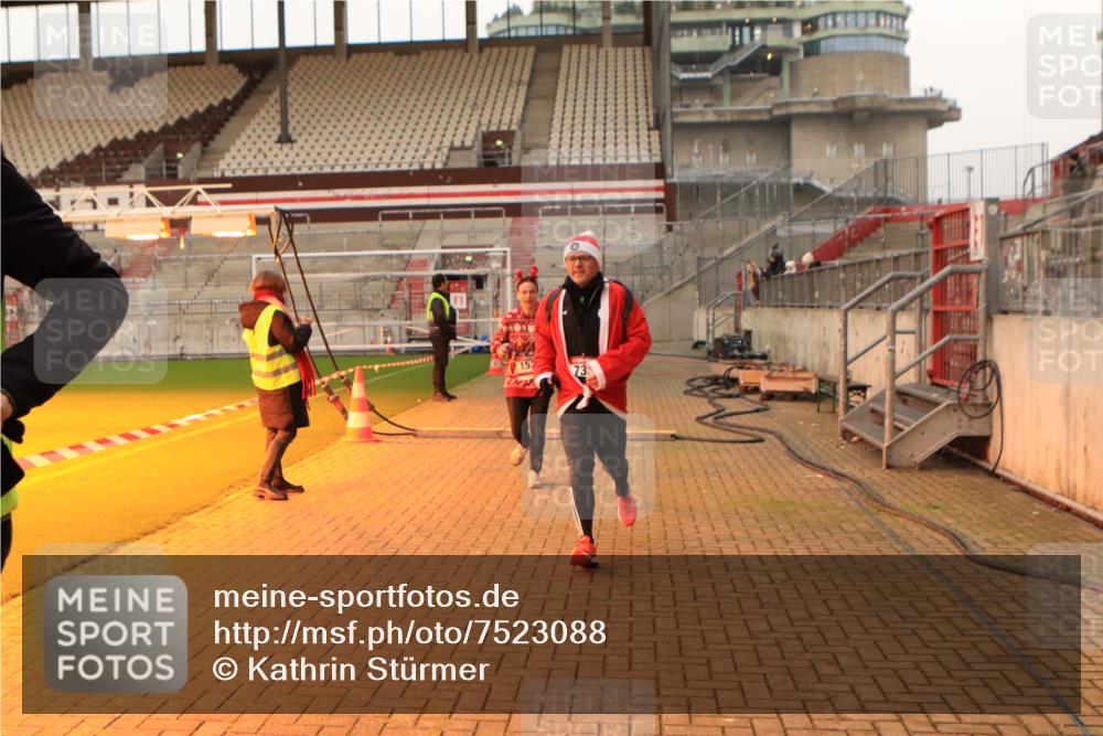 08.12.2024 - St. Pauli X-Mass-Run No. 14 Kathrin Stürmer Photography http://msf.ph/oto/7523088 08.12.2024 09:58:57 Ziel 738, 1202, 1534, 1802, 1874, 2983 meine-sportfotos.de