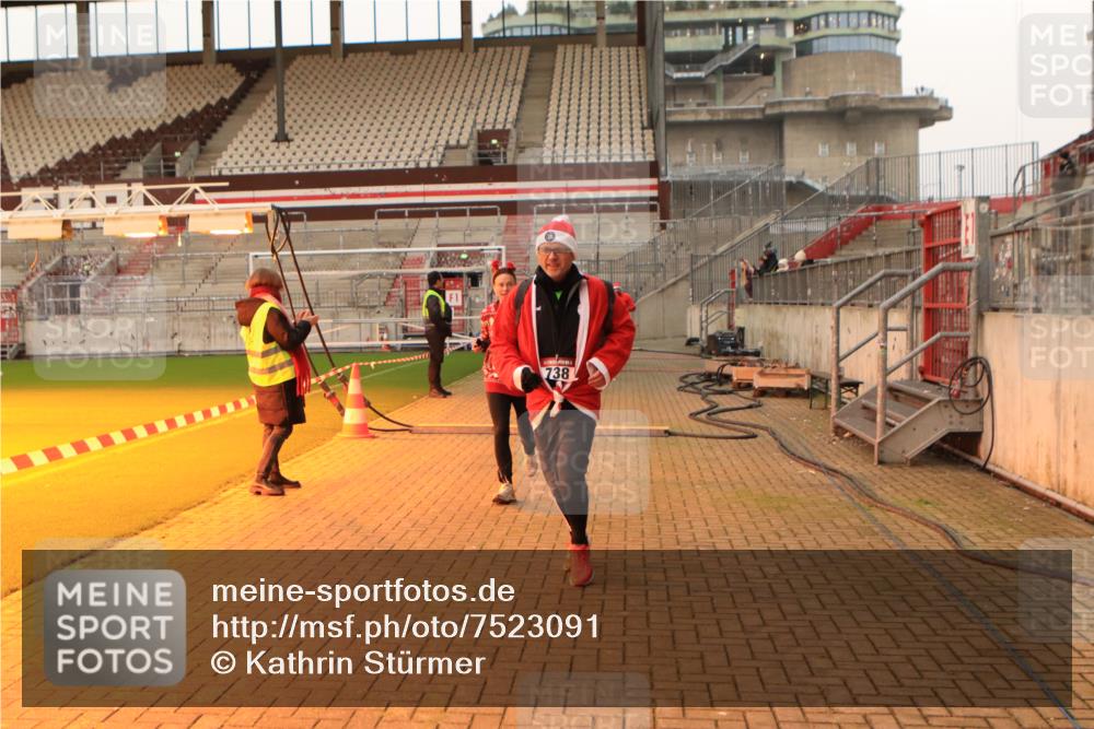 08.12.2024 - St. Pauli X-Mass-Run No. 14 Kathrin Stürmer Photography http://msf.ph/oto/7523091 08.12.2024 09:58:57 Ziel 738, 1202, 1534, 1802, 1874, 2983 meine-sportfotos.de