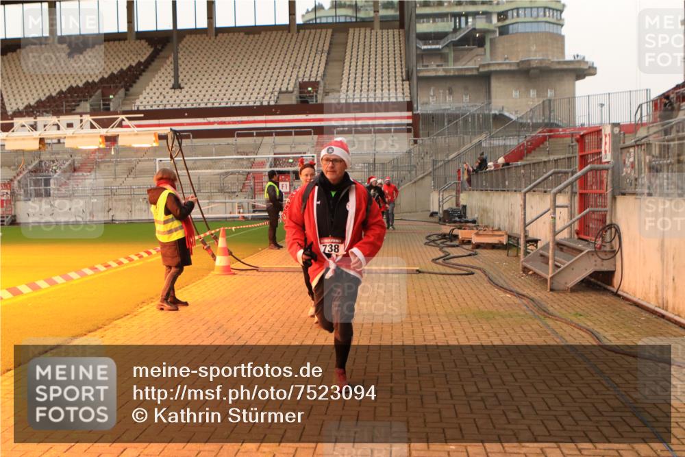 08.12.2024 - St. Pauli X-Mass-Run No. 14 Kathrin Stürmer Photography http://msf.ph/oto/7523094 08.12.2024 09:58:57 Ziel 738, 1202, 1534, 1802, 1874, 2983 meine-sportfotos.de