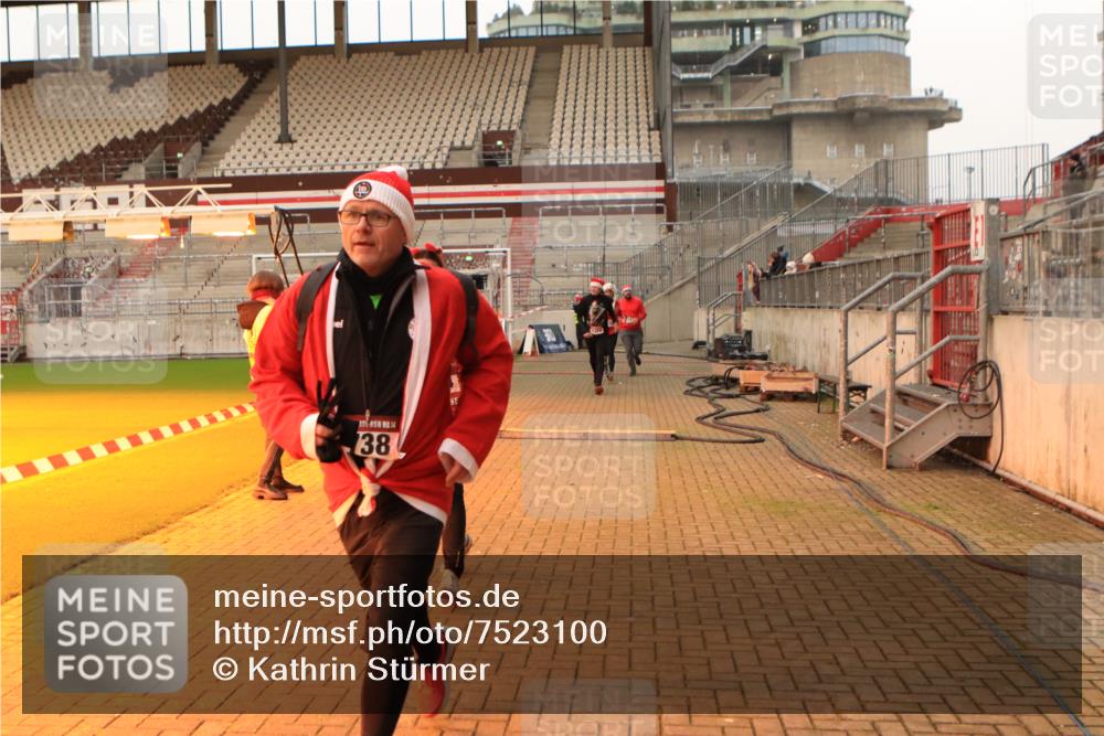 08.12.2024 - St. Pauli X-Mass-Run No. 14 Kathrin Stürmer Photography http://msf.ph/oto/7523100 08.12.2024 09:58:58 Ziel 738, 1202, 1534, 1802, 1874, 2983 meine-sportfotos.de