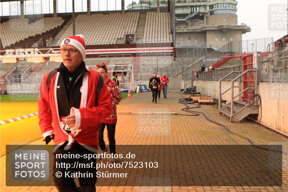 08.12.2024 - St. Pauli X-Mass-Run No. 14 Kathrin Stürmer Photography http://msf.ph/oto/7523103 08.12.2024 09:58:58 Ziel 738, 1202, 1534, 1802, 1874, 2983 meine-sportfotos.de