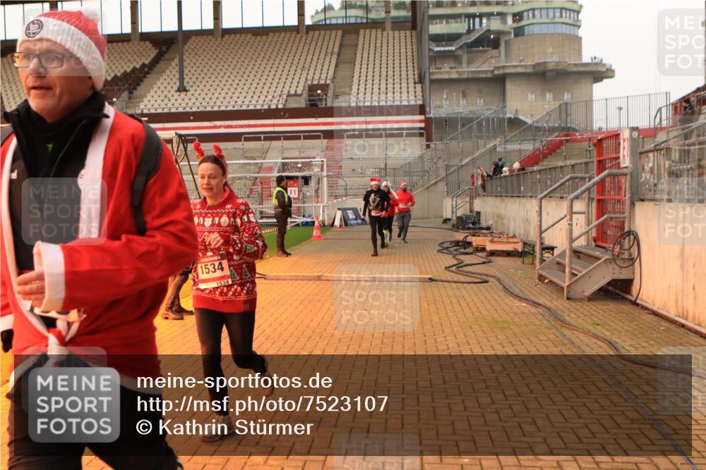 08.12.2024 - St. Pauli X-Mass-Run No. 14 Kathrin Stürmer Photography http://msf.ph/oto/7523107 08.12.2024 09:58:58 Ziel 738, 1202, 1534, 1802, 1874, 2983 meine-sportfotos.de