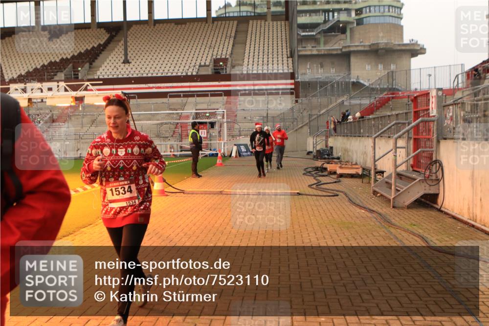 08.12.2024 - St. Pauli X-Mass-Run No. 14 Kathrin Stürmer Photography http://msf.ph/oto/7523110 08.12.2024 09:58:58 Ziel 738, 1202, 1534, 1802, 1874, 2983 meine-sportfotos.de