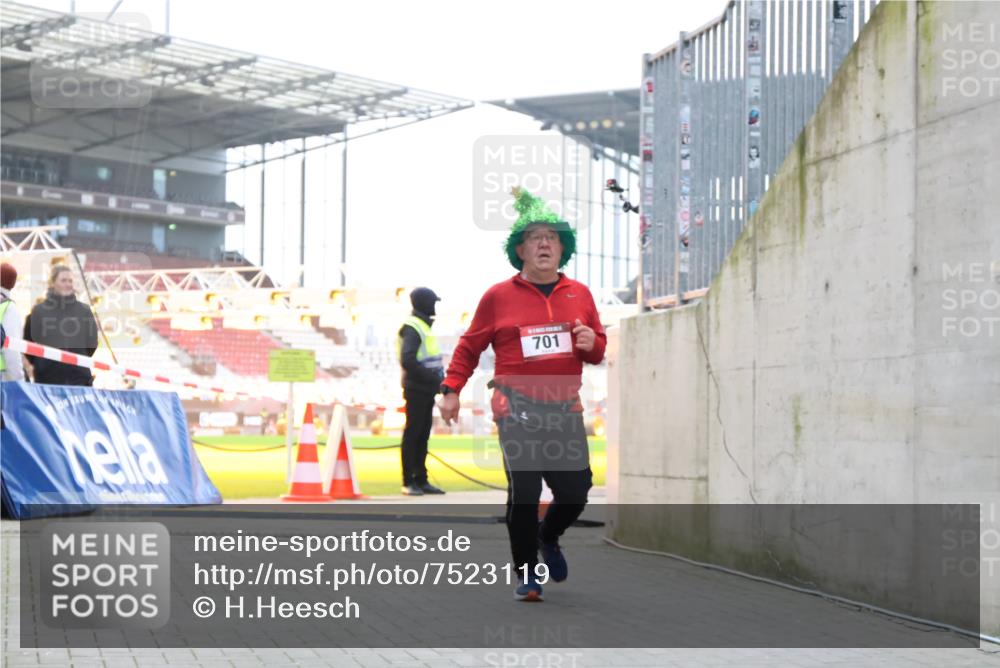 08.12.2024 - St. Pauli X-Mass-Run No. 14 H.Heesch http://msf.ph/oto/7523119 08.12.2024 10:42:20 Ziel 2364, 2625, 701, 2625 meine-sportfotos.de