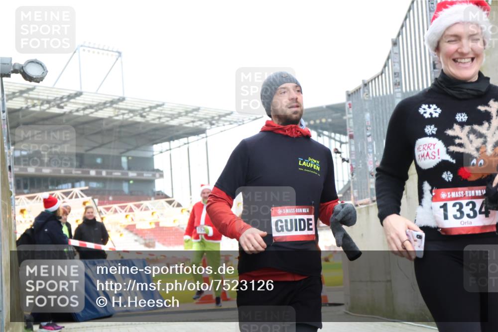 08.12.2024 - St. Pauli X-Mass-Run No. 14 H.Heesch http://msf.ph/oto/7523126 08.12.2024 10:42:31 Ziel 701, 1334, 2625, 3235, 1334, 1528, 3235 meine-sportfotos.de