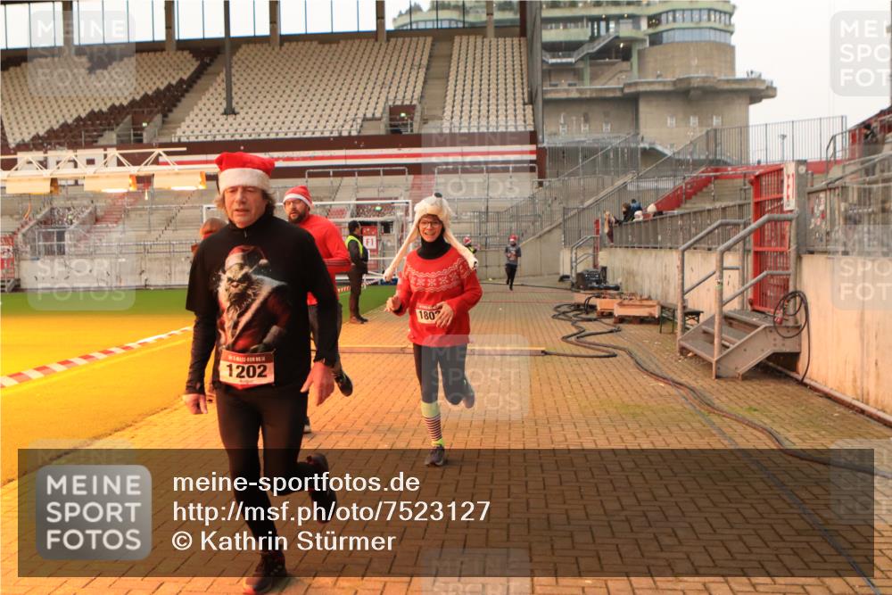 08.12.2024 - St. Pauli X-Mass-Run No. 14 Kathrin Stürmer Photography http://msf.ph/oto/7523127 08.12.2024 09:59:03 Ziel 738, 1202, 1534, 1802, 1874, 2983, 3293 meine-sportfotos.de